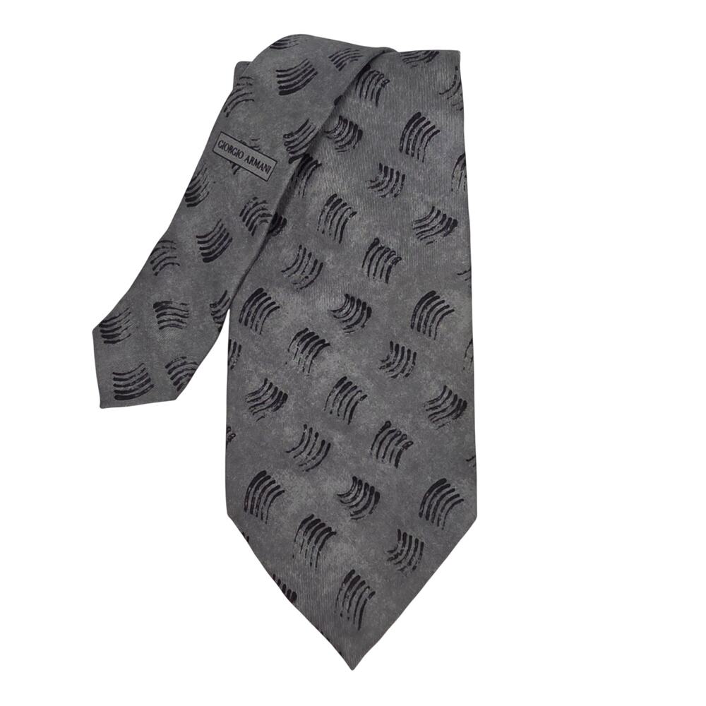 ARMANI COLLEZIONI MEN'S DESIGNER SILK TIE – GRAY WAVED PATTERN – 4” WIDTH